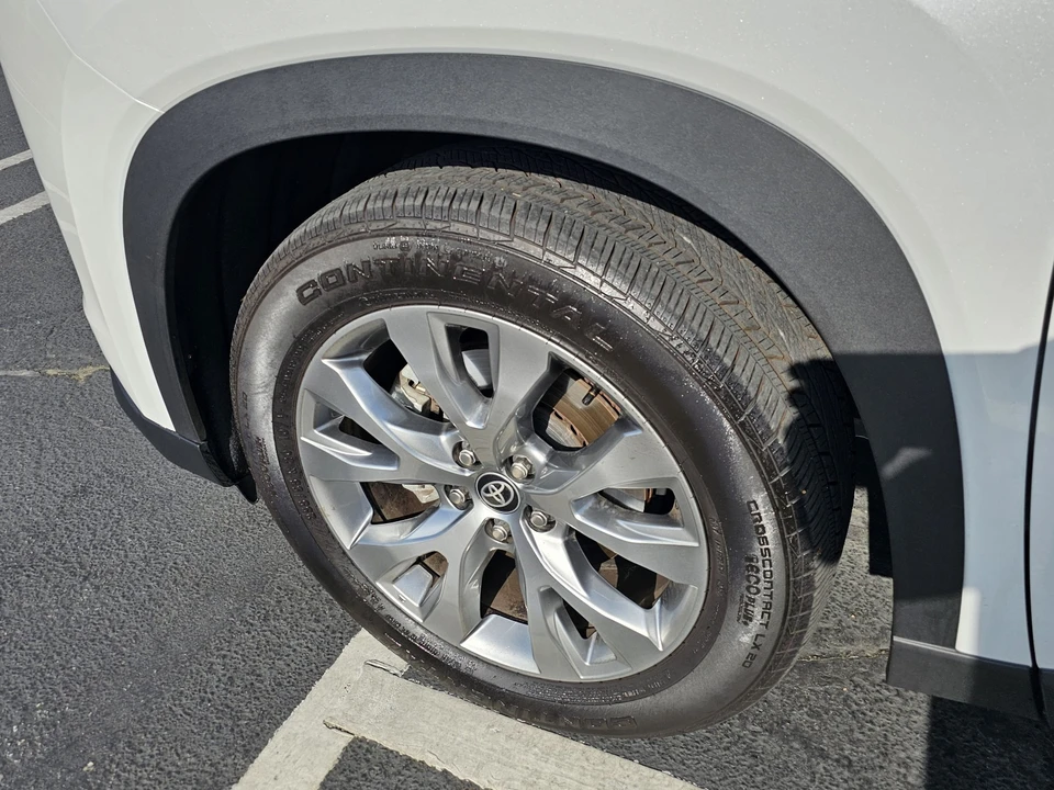 2025 Toyota Highlander - Image 7 of 21