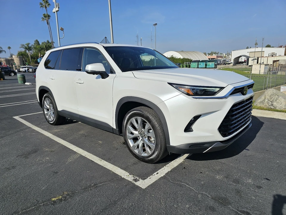 2025 Toyota Highlander - Image 13 of 21