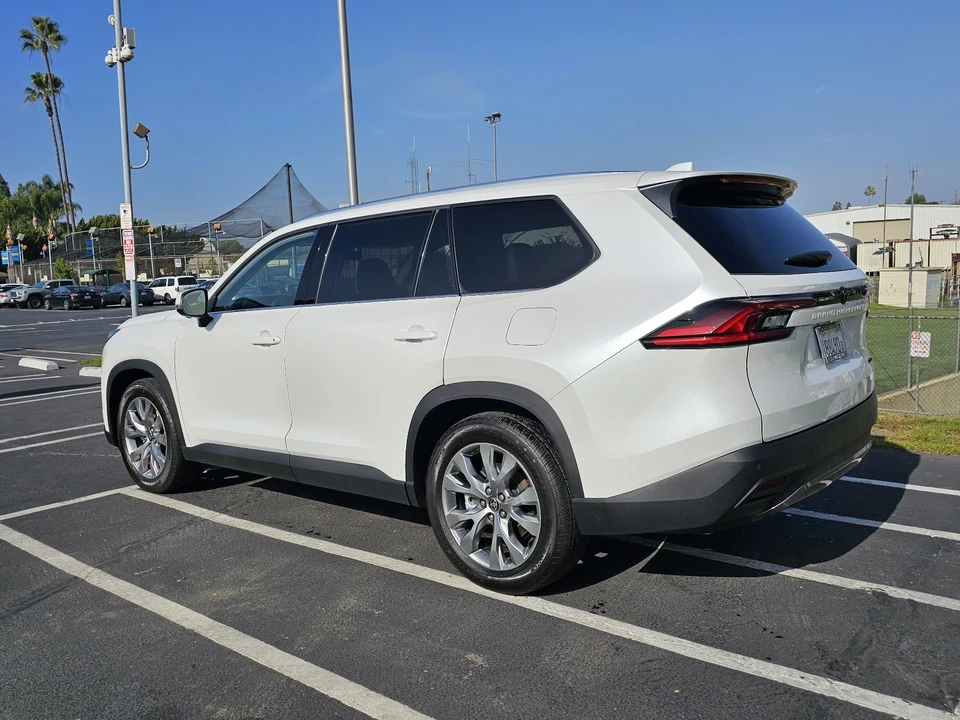 2025 Toyota Highlander - Image 4 of 21