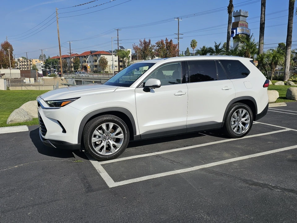 2025 Toyota Highlander - Image 2 of 21