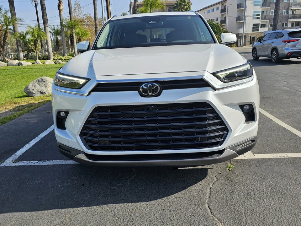 2025 Toyota Highlander - Image 5 of 21