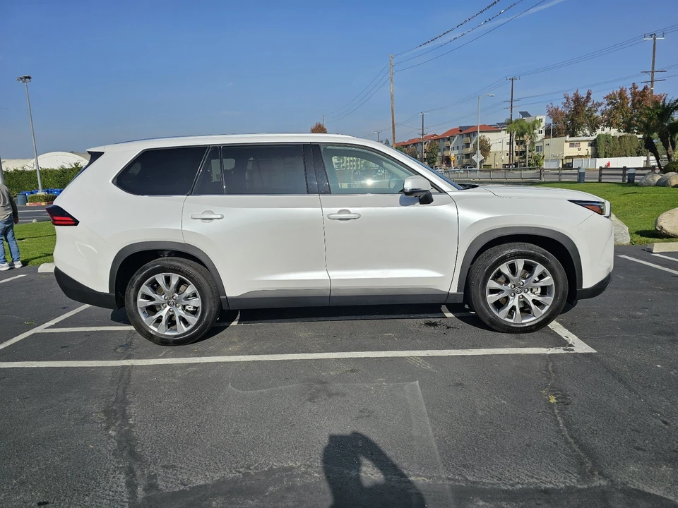 2025 Toyota Highlander - Image 14 of 21