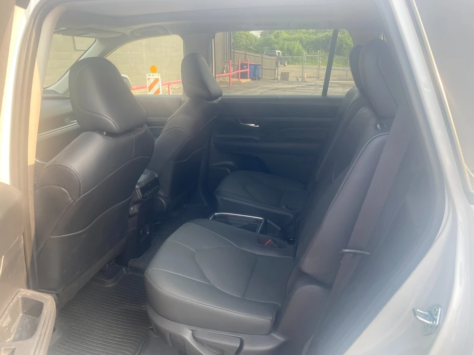 2025 Toyota Highlander - Image 8 of 10