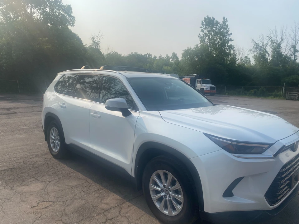 2025 Toyota Highlander - Image 3 of 10