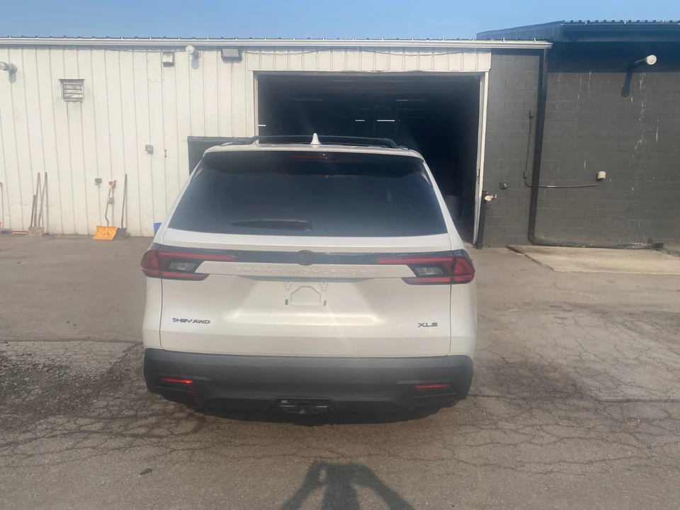 2025 Toyota Highlander - Image 5 of 10