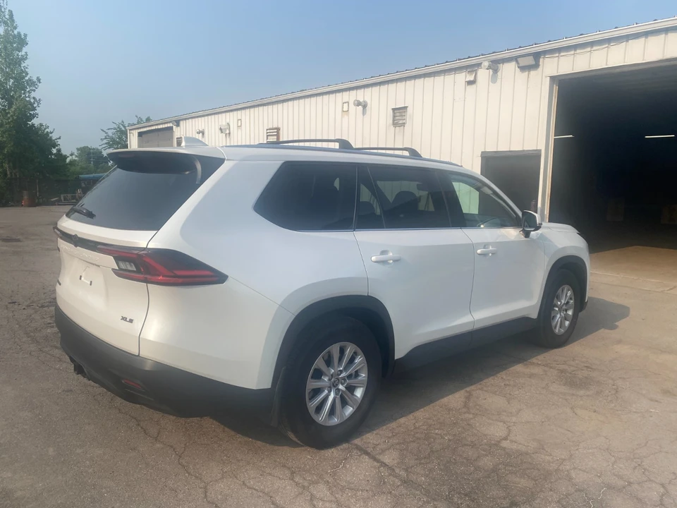 2025 Toyota Highlander - Image 4 of 10