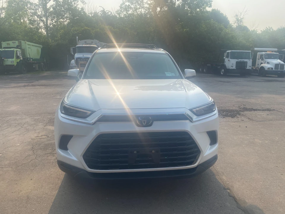 2025 Toyota Highlander - Image 2 of 10