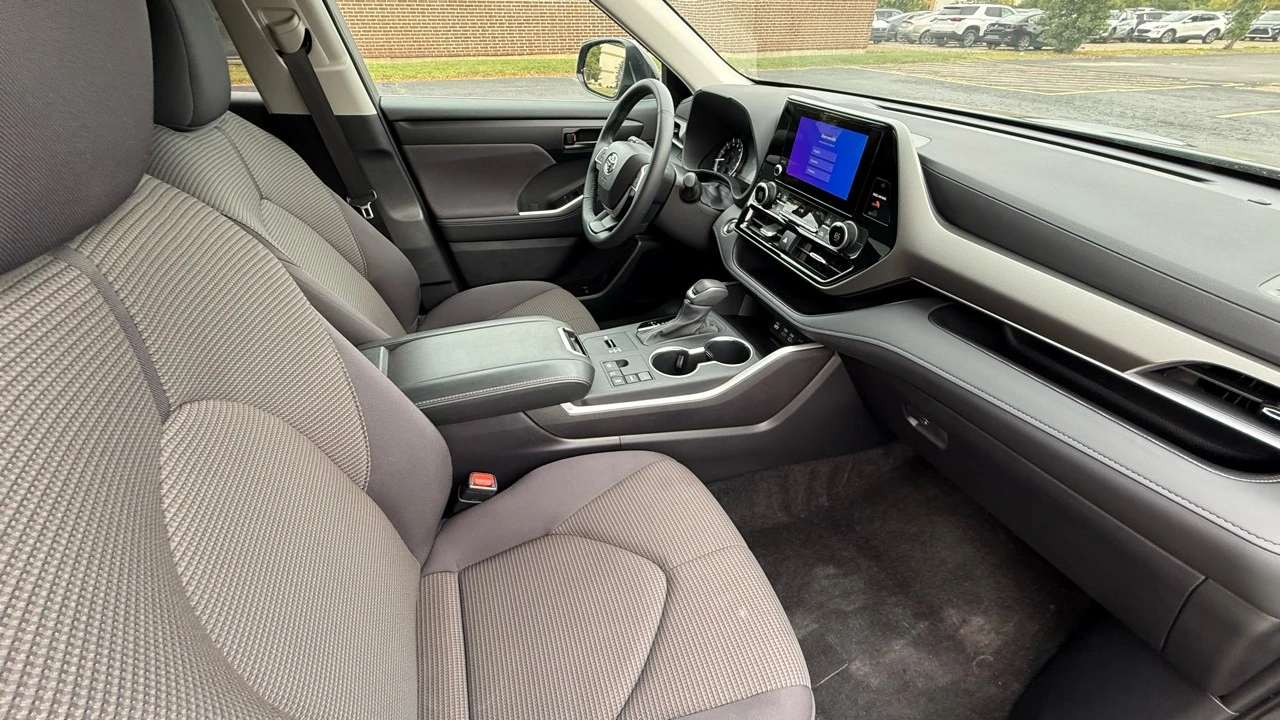 2025 Toyota Highlander - Image 13 of 21