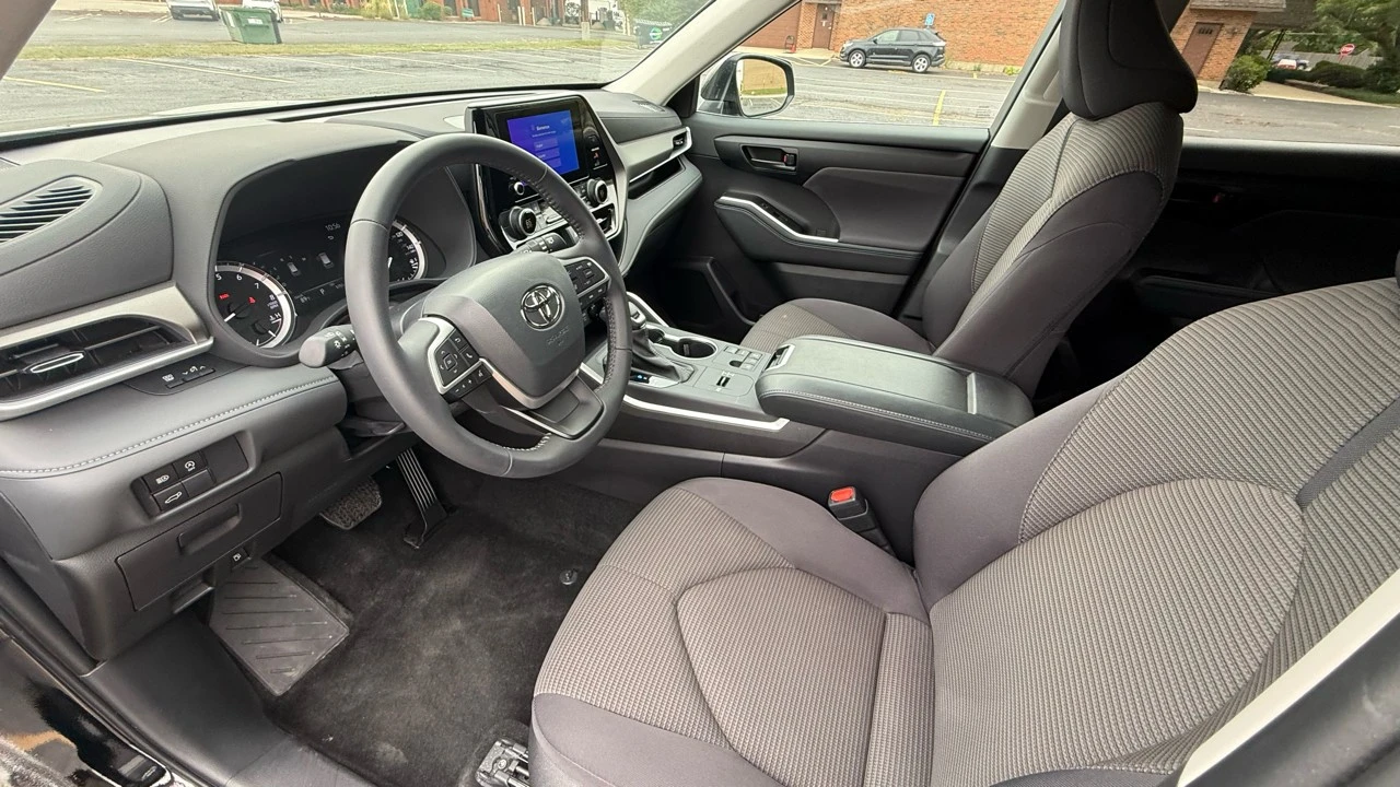 2025 Toyota Highlander - Image 11 of 21