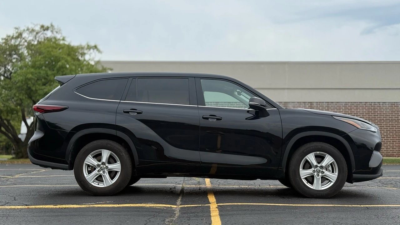 2025 Toyota Highlander - Image 10 of 21