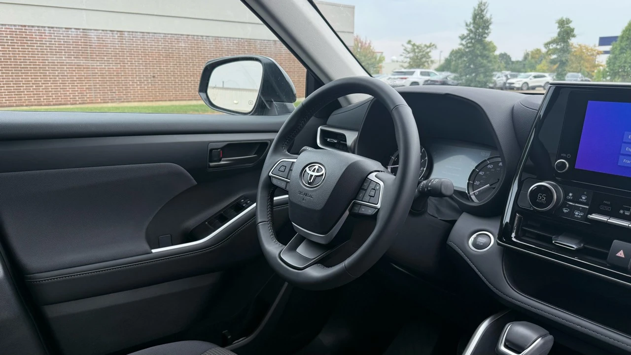 2025 Toyota Highlander - Image 16 of 21