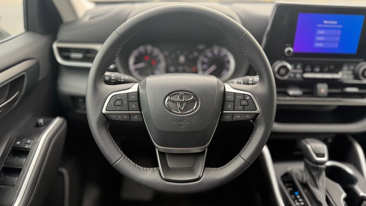 2025 Toyota Highlander - Image 17 of 21