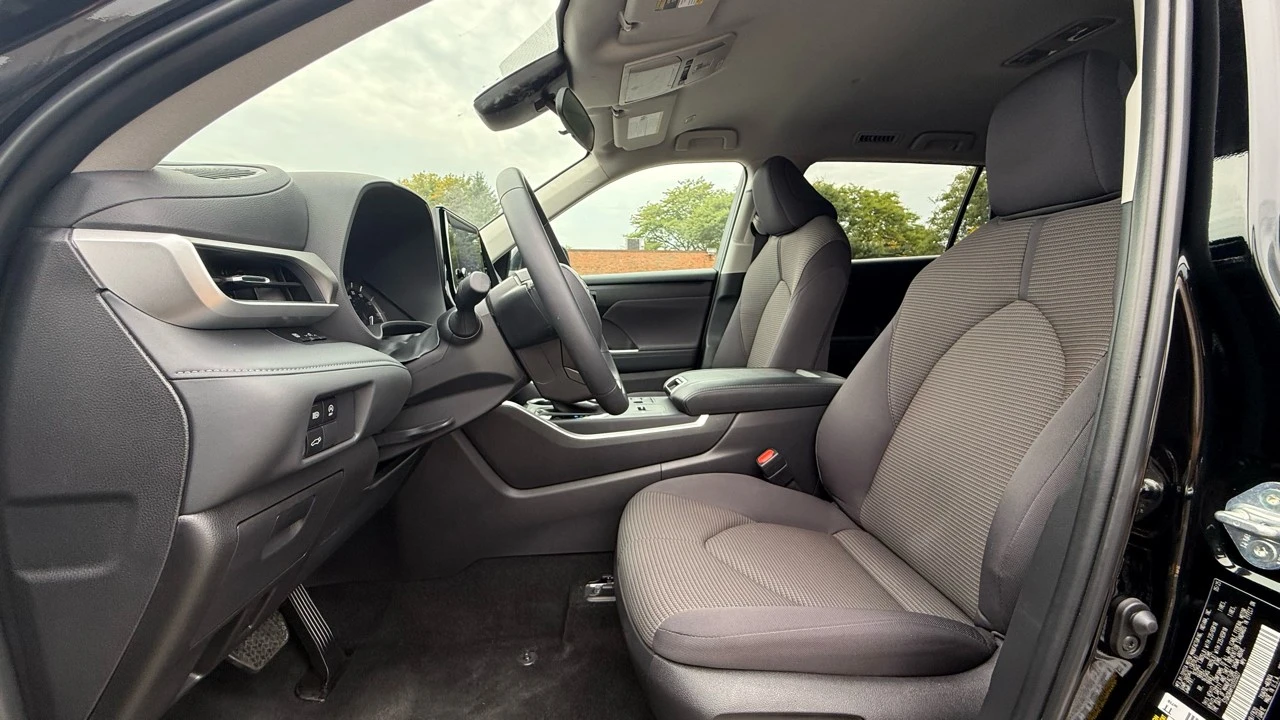2025 Toyota Highlander - Image 12 of 21