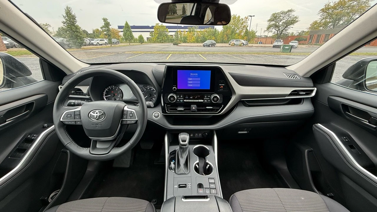 2025 Toyota Highlander - Image 19 of 21