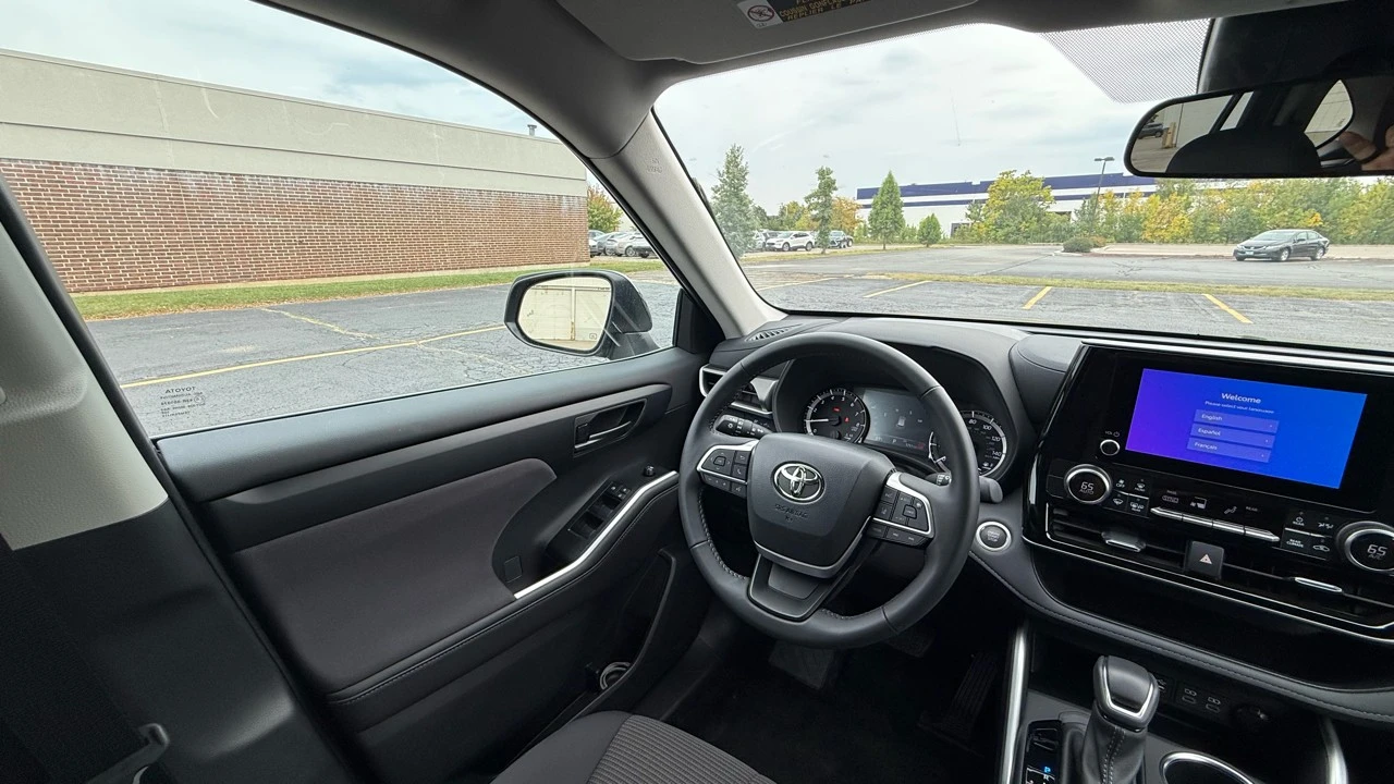 2025 Toyota Highlander - Image 15 of 21