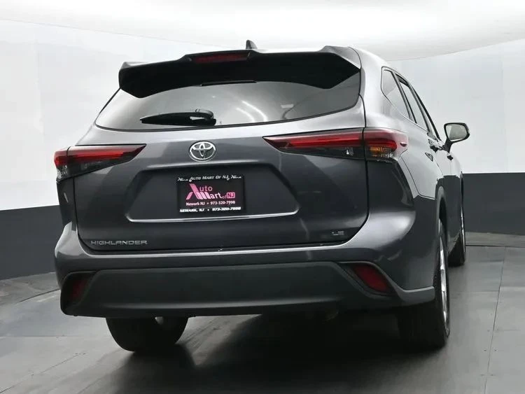 2025 Toyota Highlander - Image 8 of 12