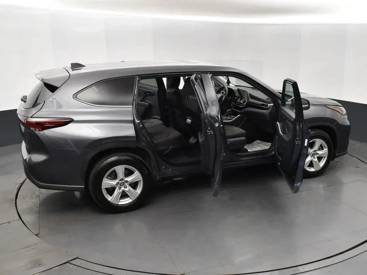 2025 Toyota Highlander - Image 6 of 12