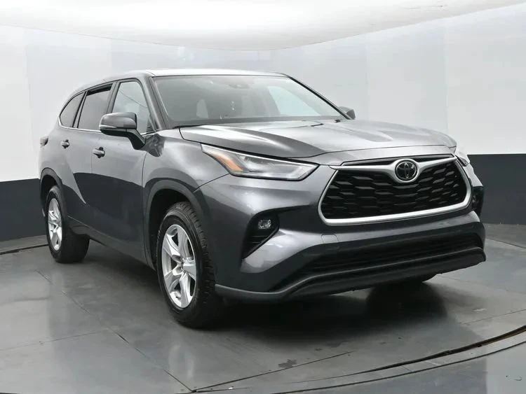 2025 Toyota Highlander - Image 2 of 12
