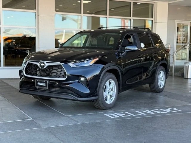 2025 Toyota Highlander - Image 2 of 12