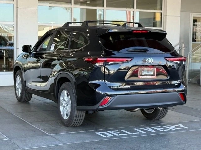 2025 Toyota Highlander - Image 9 of 12