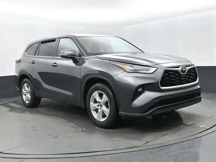 2025 Toyota Highlander - Image 2 of 12