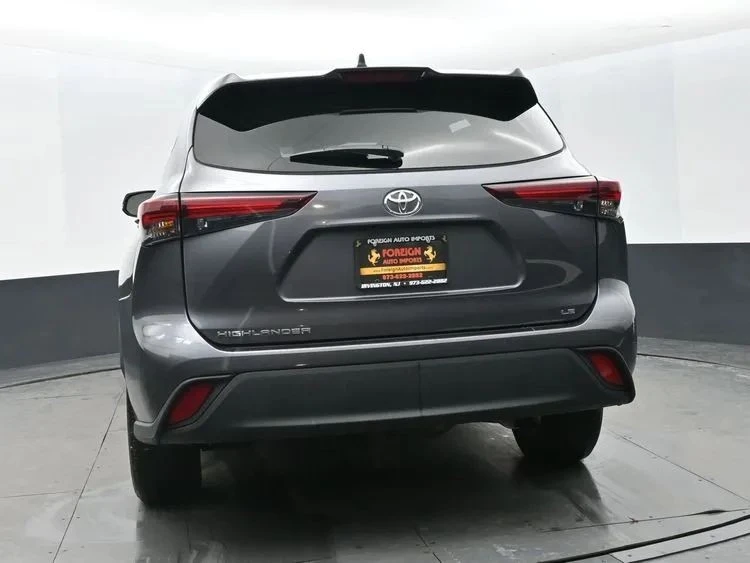 2025 Toyota Highlander - Image 8 of 12