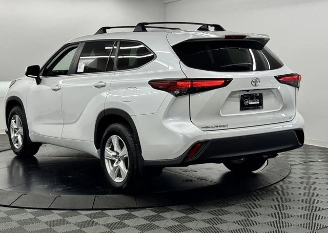 2025 Toyota Highlander - Image 10 of 12