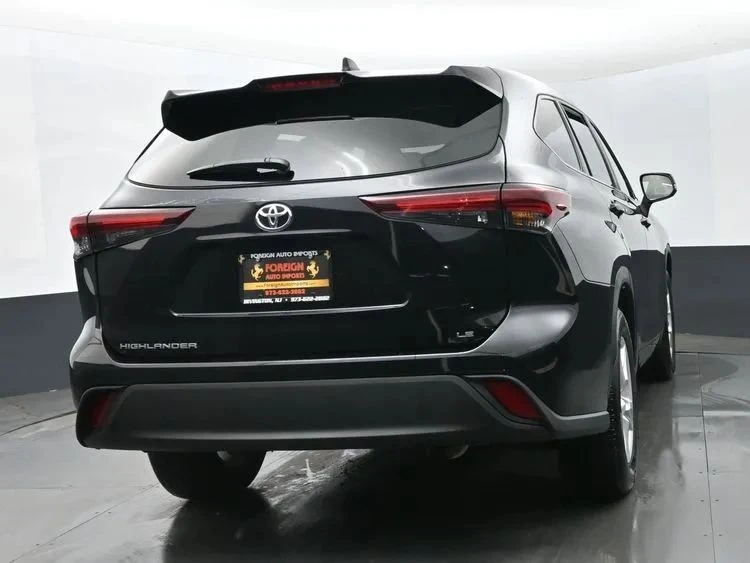 2025 Toyota Highlander - Image 8 of 12