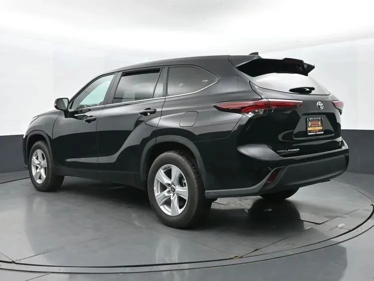 2025 Toyota Highlander - Image 9 of 12