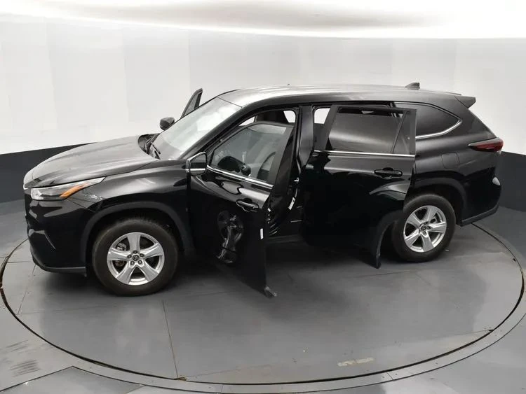 2025 Toyota Highlander - Image 7 of 12