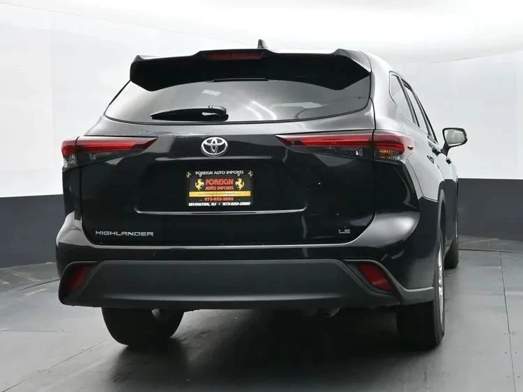 2025 Toyota Highlander - Image 8 of 12