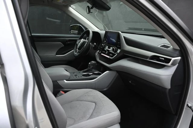 2025 Toyota Highlander - Image 15 of 21