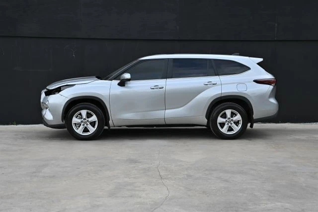 2025 Toyota Highlander - Image 8 of 21