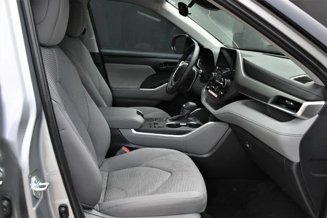 2025 Toyota Highlander - Image 16 of 21