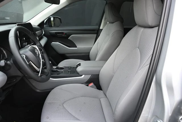 2025 Toyota Highlander - Image 14 of 21