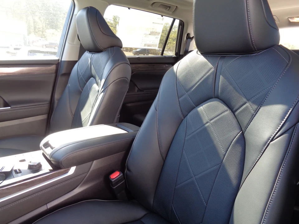 2025 Toyota Highlander - Image 16 of 21