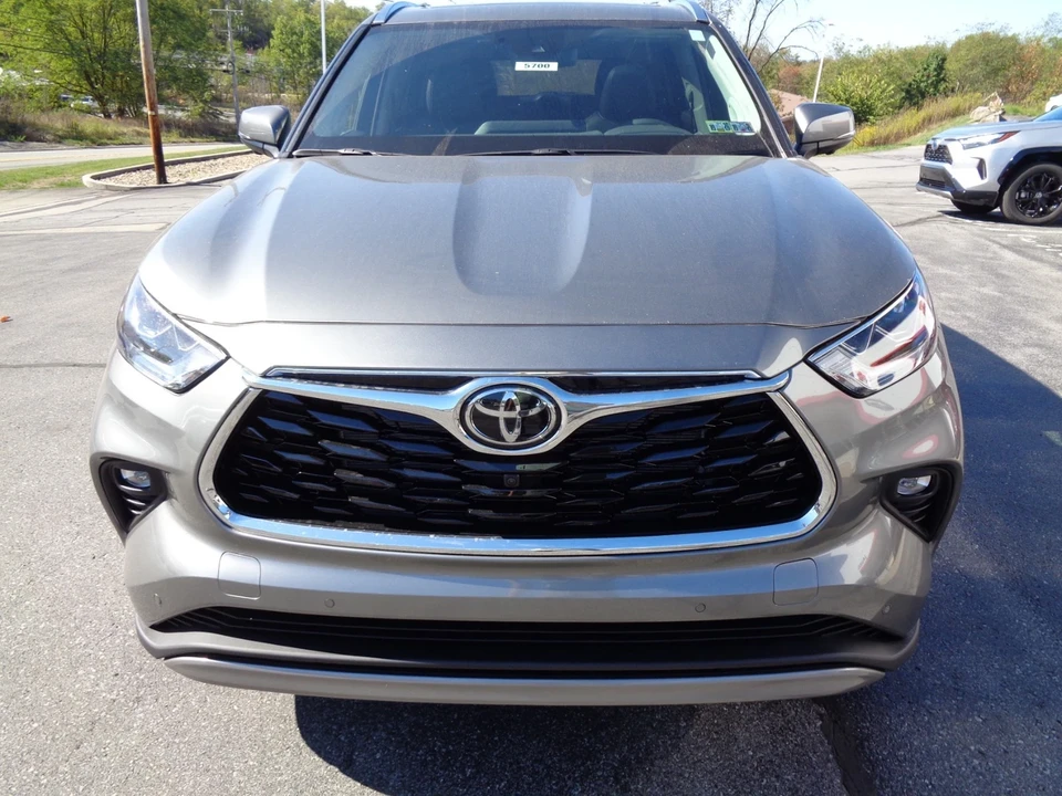 2025 Toyota Highlander - Image 9 of 21
