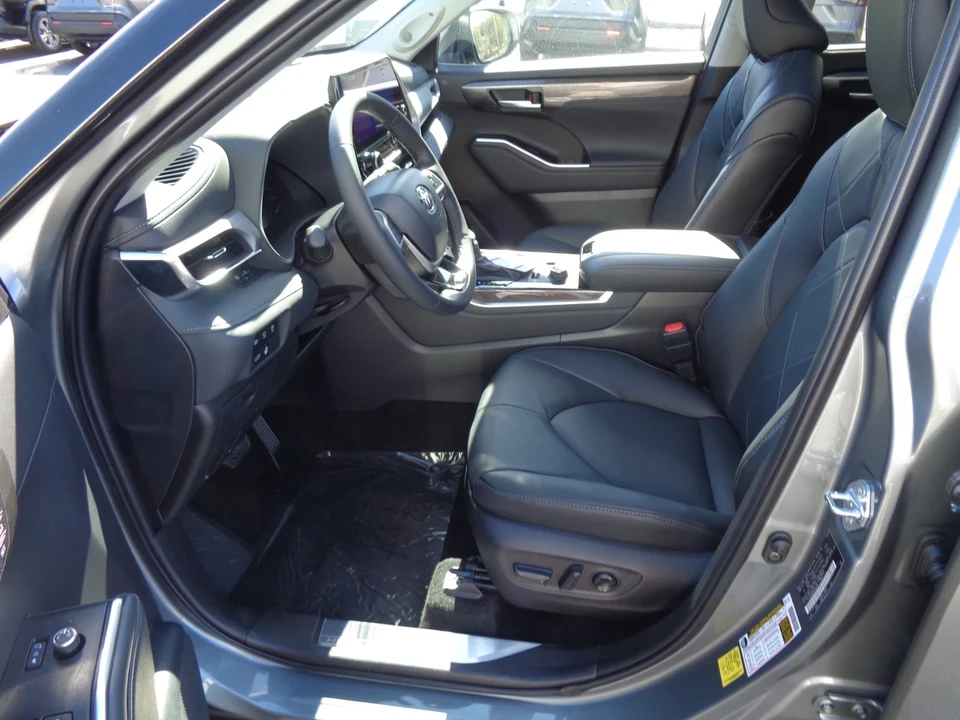 2025 Toyota Highlander - Image 12 of 21
