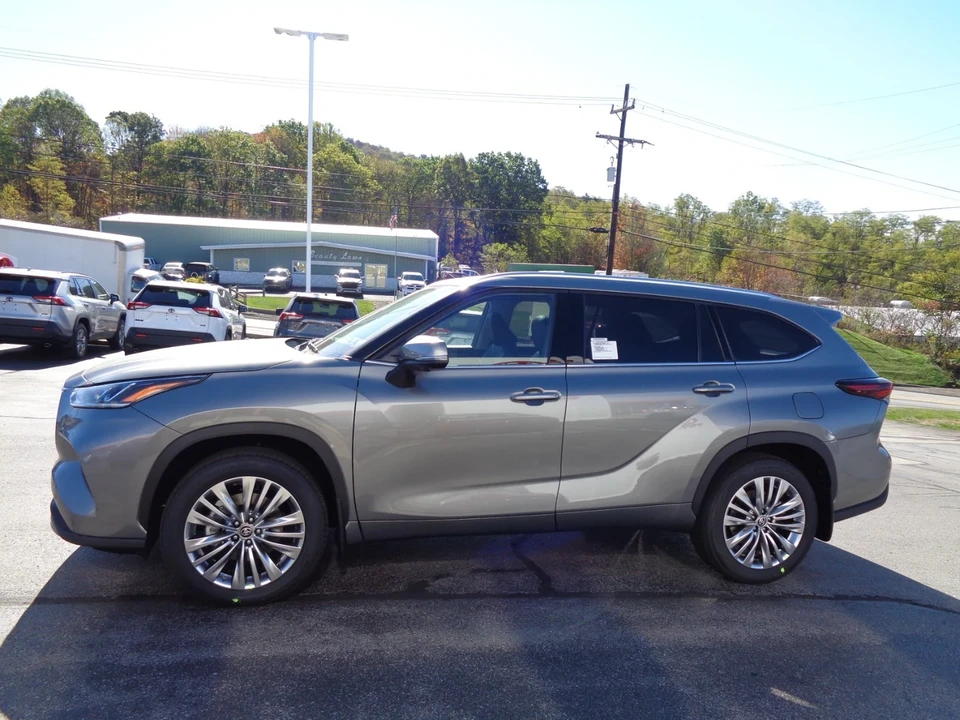 2025 Toyota Highlander - Image 7 of 21