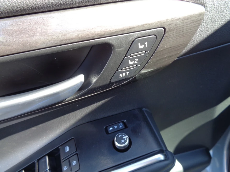 2025 Toyota Highlander - Image 14 of 21