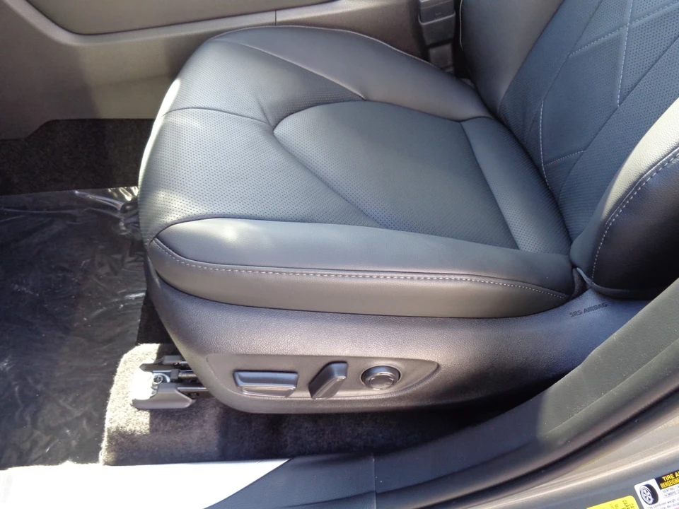 2025 Toyota Highlander - Image 15 of 21