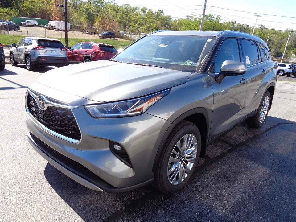 2025 Toyota Highlander - Image 8 of 21