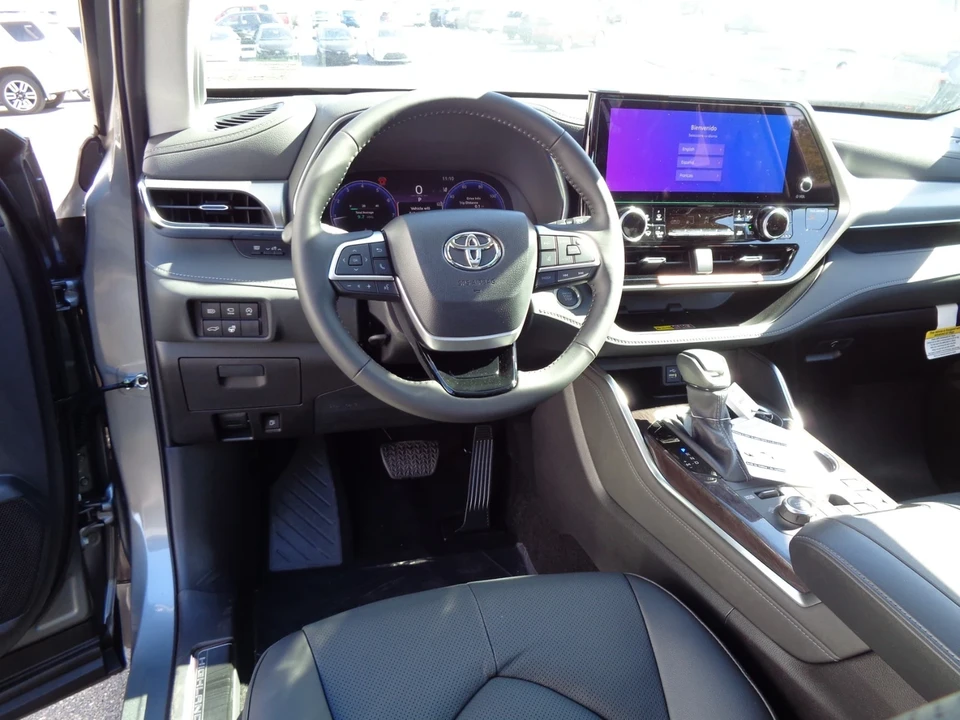 2025 Toyota Highlander - Image 19 of 21