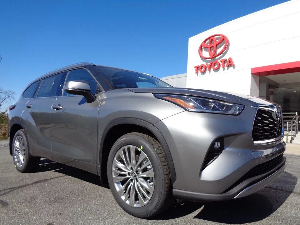 2025 Toyota Highlander - Image 2 of 21