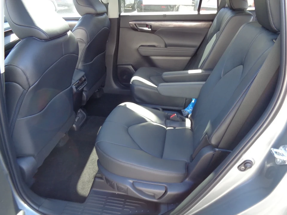 2025 Toyota Highlander - Image 18 of 21