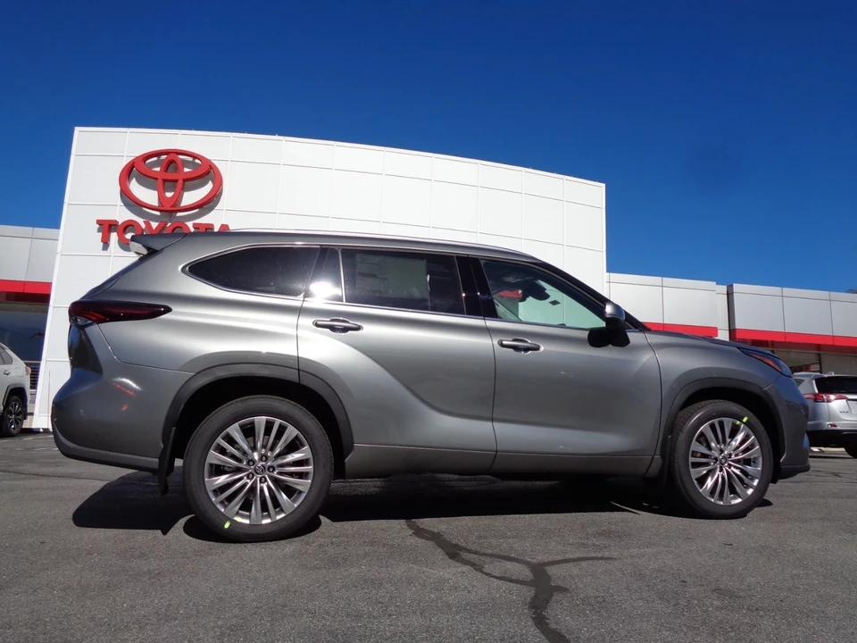 2025 Toyota Highlander - Image 3 of 21
