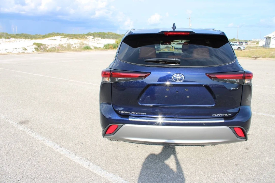 2025 Toyota Highlander - Image 16 of 21
