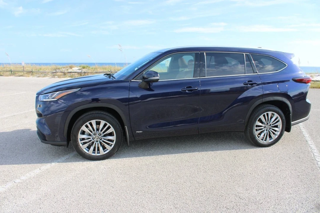 2025 Toyota Highlander - Image 4 of 21
