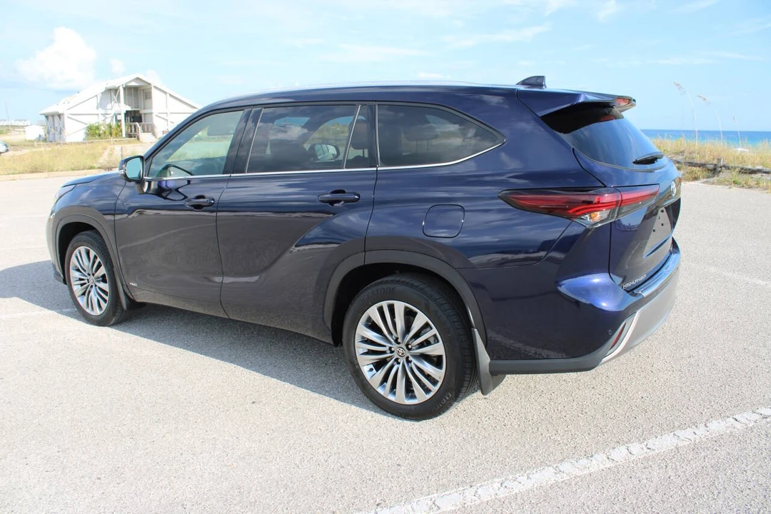 2025 Toyota Highlander - Image 10 of 21