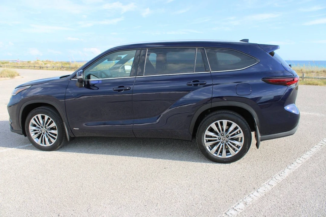 2025 Toyota Highlander - Image 7 of 21
